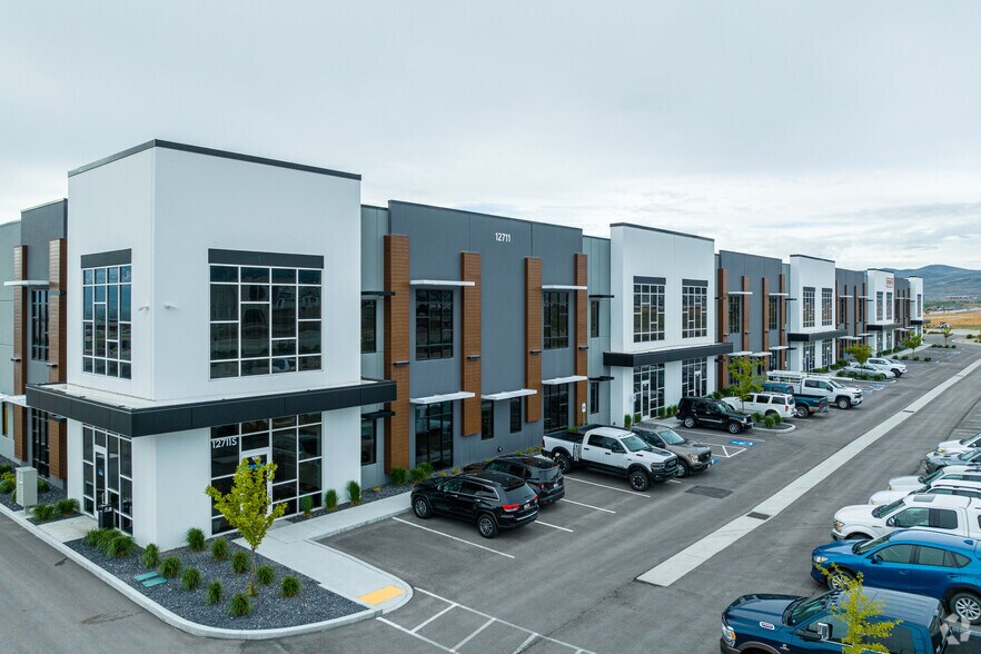 12722 S 4000 W, Riverton, UT à louer - Photo du bâtiment - Image 2 de 5