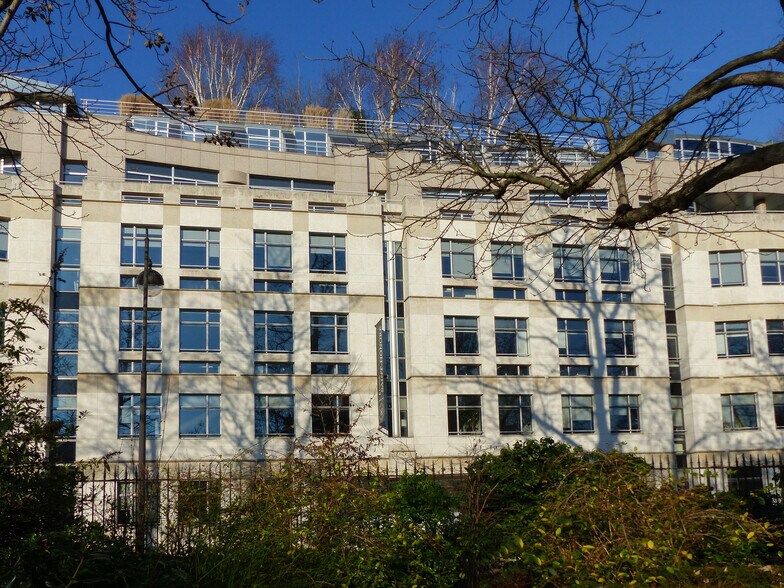 21-25 Rue Balzac, Paris à louer - Photo du bâtiment - Image 2 de 16
