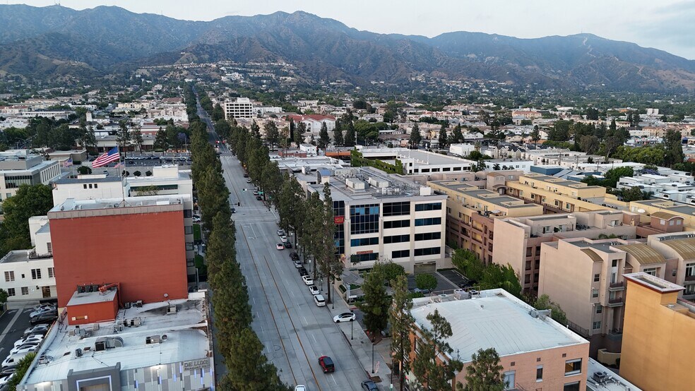 250 E Olive Ave, Burbank, CA à louer - Photo du bâtiment - Image 1 de 23