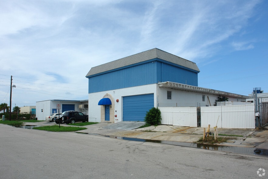 117 Reed Rd, Lake Park, FL for sale - Building Photo - Image 2 of 6