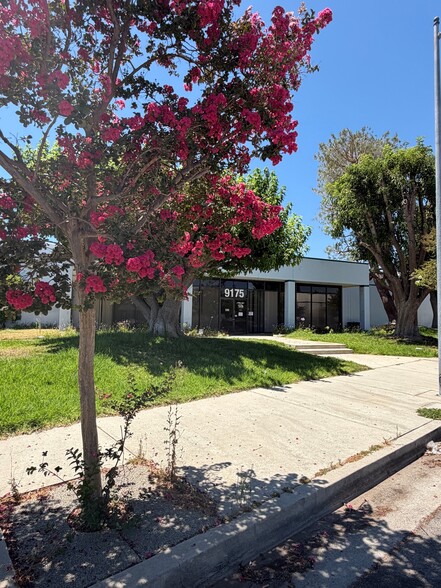 9175 Eton Ave, Chatsworth, CA à louer - Photo du bâtiment - Image 2 de 8