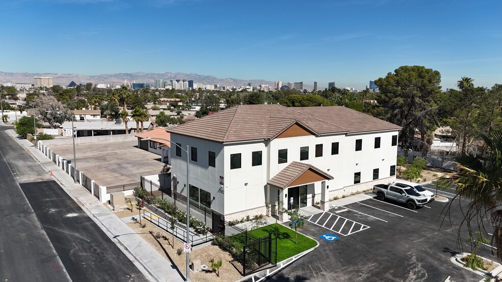 2882 E Russell Rd, Las Vegas, NV à vendre - Photo du bâtiment - Image 3 de 33