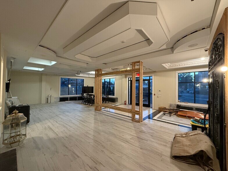 342 Post Ave, Westbury, NY à louer - Photo du bâtiment - Image 3 de 12