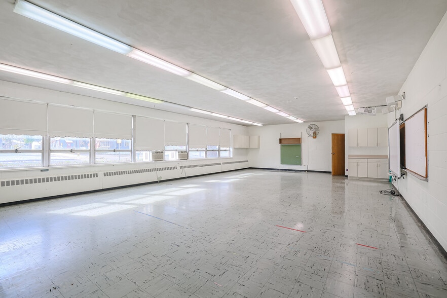 331 George St, West Chicago, IL for lease - Interior Photo - Image 3 of 12