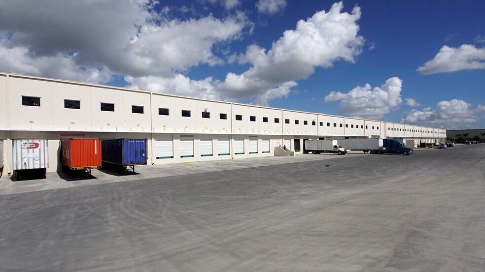 12200 NW 25th St, Miami, FL à louer - Photo du bâtiment - Image 2 de 17