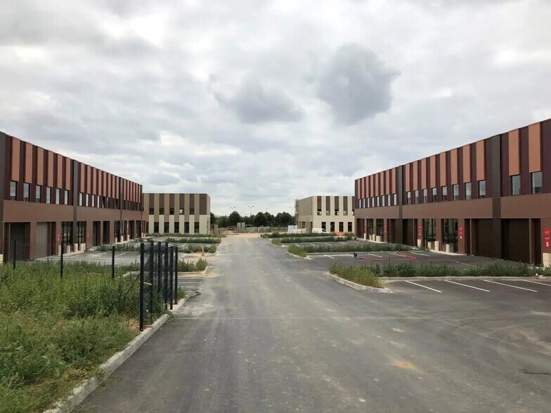 Local d'activités dans Tremblay-en-France à vendre - Photo du bâtiment - Image 1 de 7