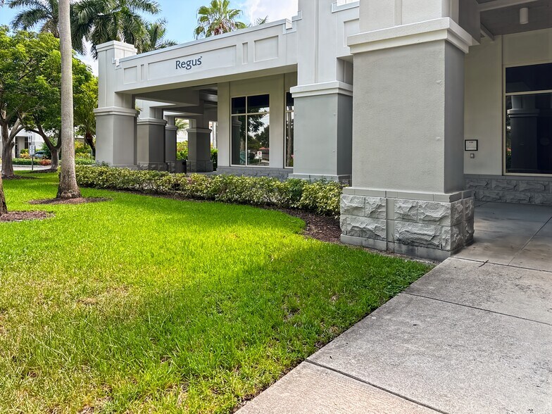 950 S Pine Island Rd, Plantation, FL à louer - Photo du bâtiment - Image 3 de 15