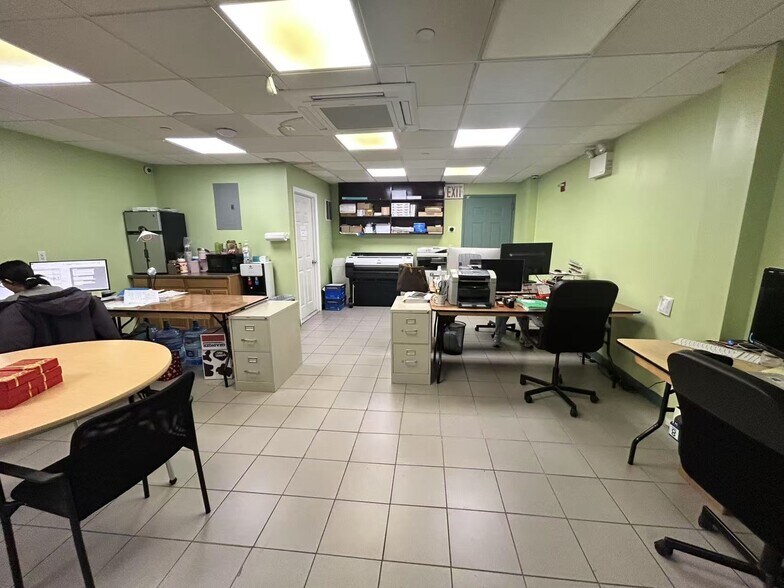 4128 Haight St, Flushing, NY à louer - Photo du bâtiment - Image 2 de 8