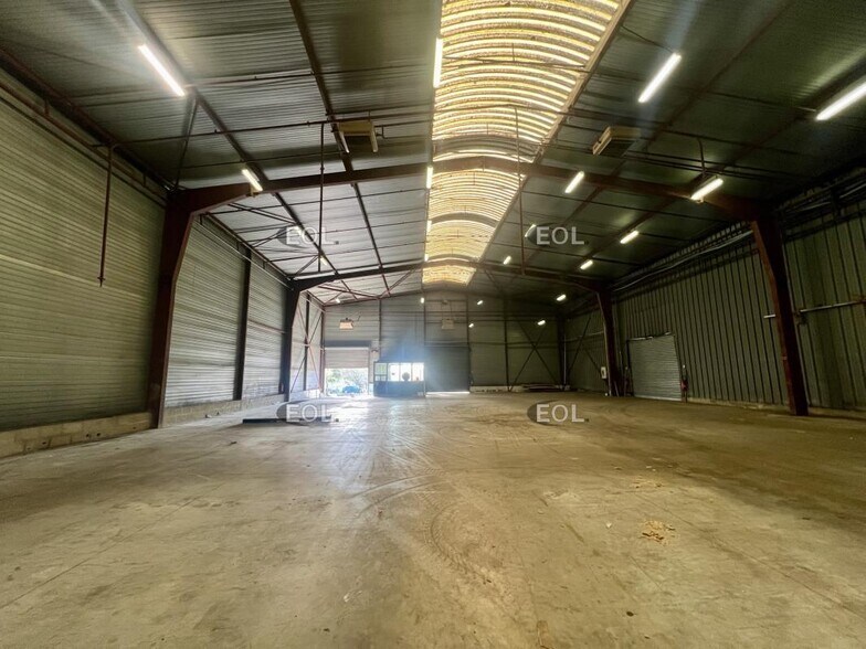 Industrial in Senlis for lease - Building Photo - Image 2 of 7