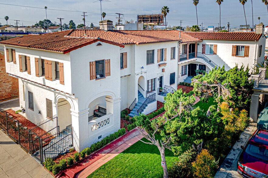 1251 S Wilton Pl, Los Angeles, CA à vendre - Photo du bâtiment - Image 2 de 37