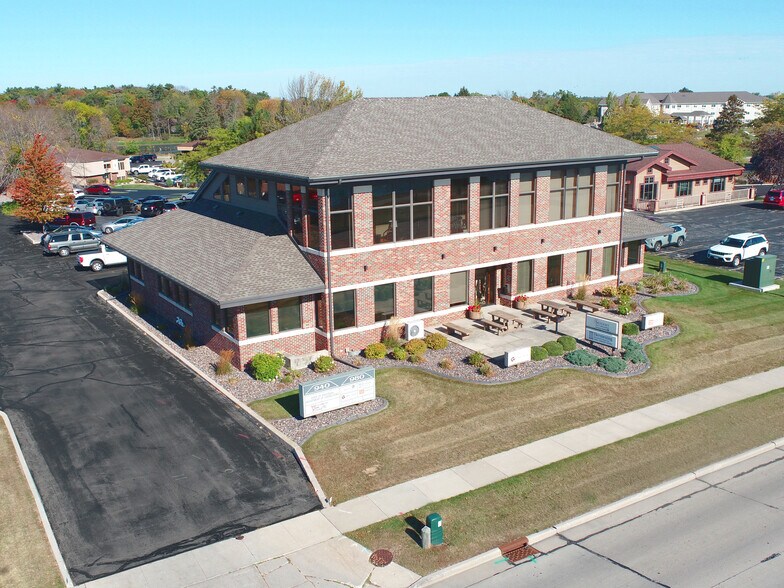 980 Maritime Dr, Manitowoc, WI à louer - Photo du bâtiment - Image 2 de 3