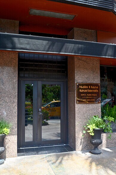 126 E Main Plz, San Antonio, TX à vendre - Photo du bâtiment - Image 3 de 38