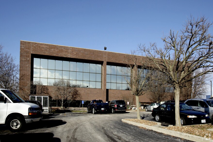 5000 Cedar Plaza Pky, Saint Louis, MO à louer - Photo du bâtiment - Image 3 de 4