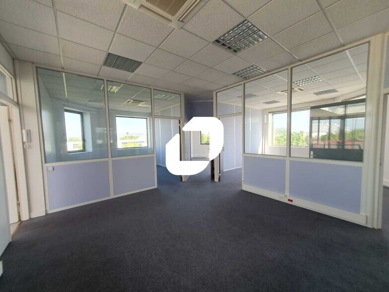 Office in Poissy for lease - Interior Photo - Image 1 of 9