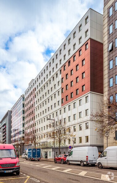 24 Boulevard De Pesaro, Nanterre à louer - Photo du bâtiment - Image 2 de 6