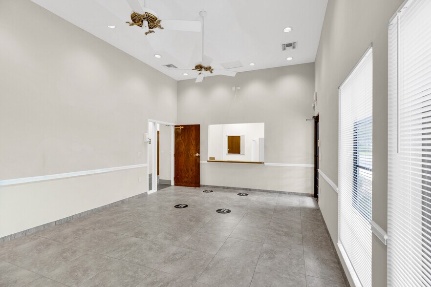 1260 37th St, Vero Beach, FL à louer - Photo du bâtiment - Image 2 de 14