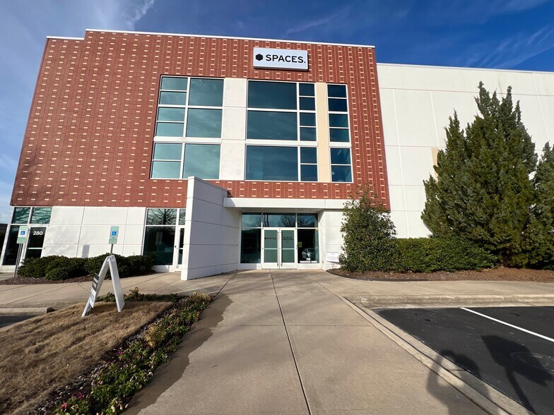 280 Towerview Ct, Cary, NC à louer - Photo du bâtiment - Image 2 de 11