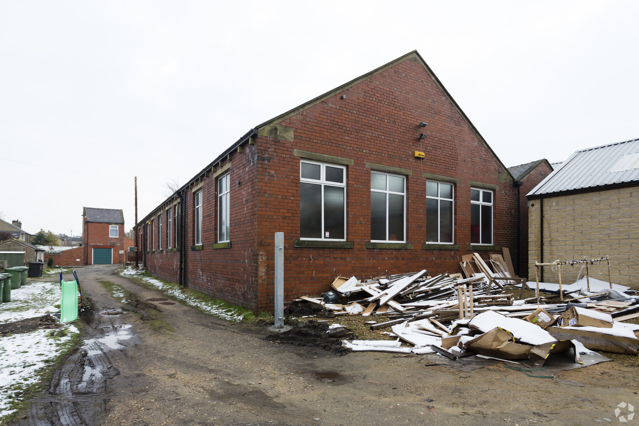 Long Ln, Holmfirth for lease Building Photo- Image 1 of 4