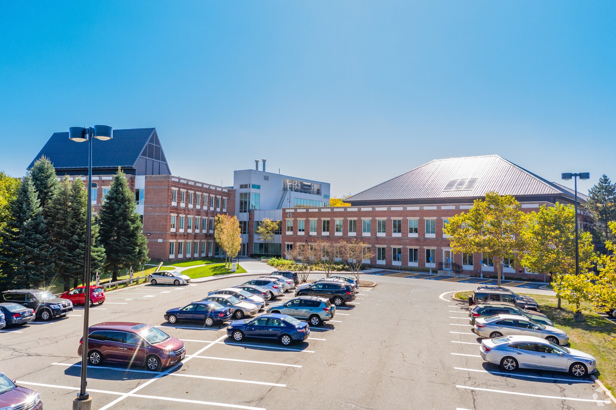 45 Blue Sky Dr, Burlington, MA à louer Photo du bâtiment- Image 1 de 13