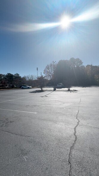 8540 Roswell Rd, Atlanta, GA à louer - Vidéo sur l’inscription commerciale - Image 2 de 10