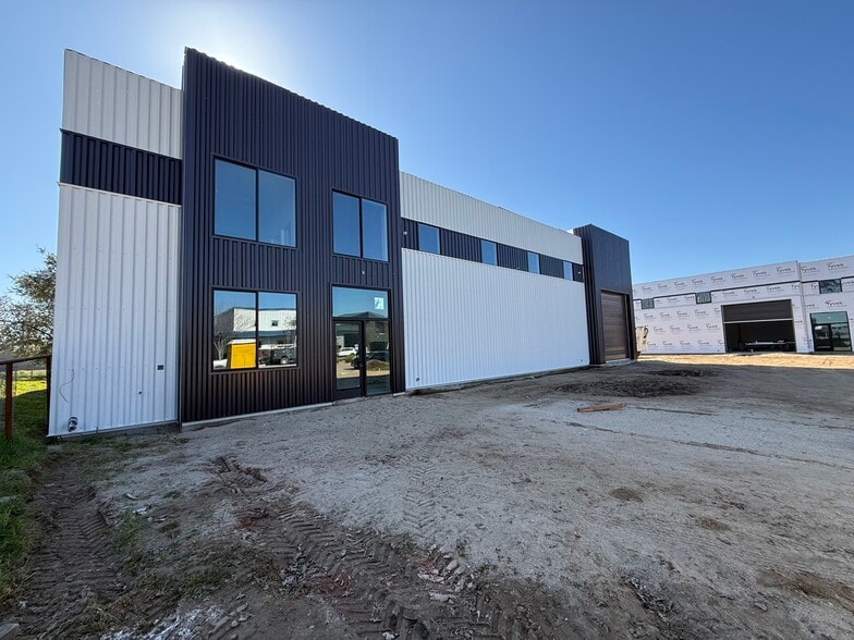 Portfolio of 2 Commercial Assets portefeuille de 2 propriétés à vendre sur LoopNet.ca - Photo du bâtiment - Image 2 de 5
