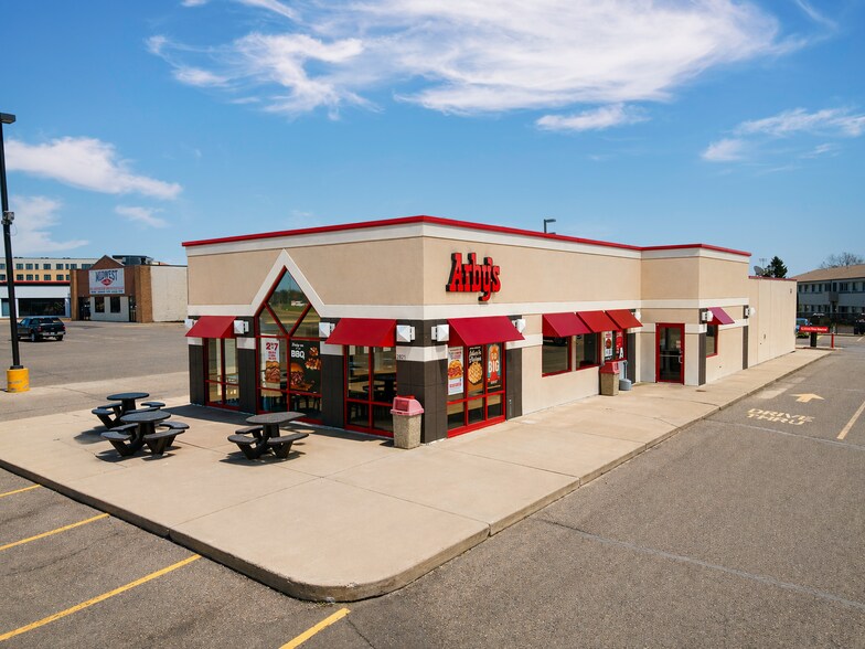 2821 Hendrickson Dr, Eau Claire, WI à vendre - Photo du bâtiment - Image 2 de 5