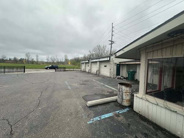 2020 Dixie Hwy, Waterford, MI à vendre - Photo du bâtiment - Image 3 de 5