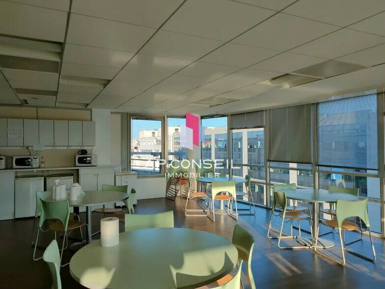 Office in Montigny-le-Bretonneux for lease - Interior Photo - Image 1 of 5