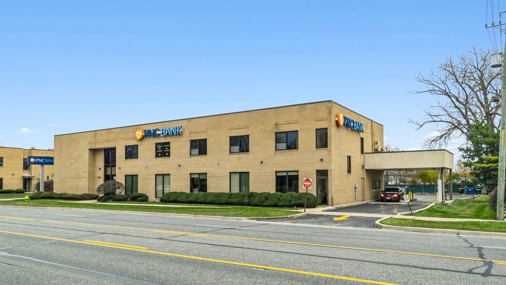 PNC Bank Anchored Multi-Tenant Buildings portfolio of 2 properties for sale on LoopNet.ca - Building Photo - Image 2 of 6