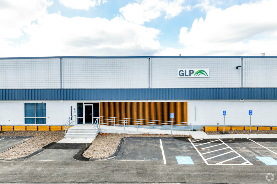 132 Campanelli Industrial Dr, Brockton, MA for lease - Building Photo - Image 3 of 8