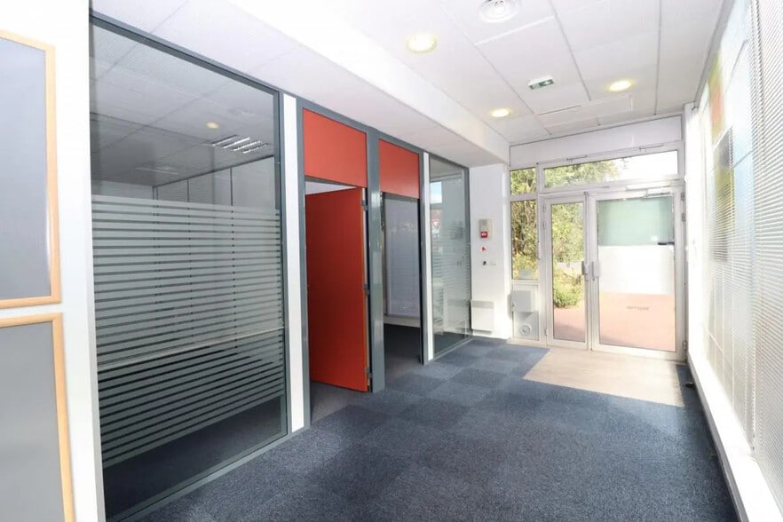 Office in Palaiseau for lease - Building Photo - Image 2 of 8