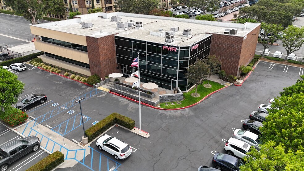 1601 E Orangewood Ave, Anaheim, CA à louer - Photo du bâtiment - Image 2 de 18