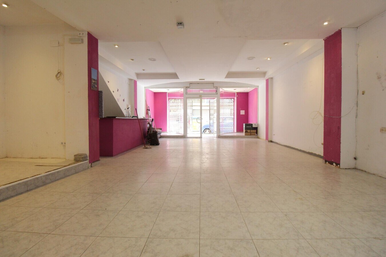 Vilanova i la Geltrú, BAR 08800 - Unit - -  - Interior Photo - Image 1 of 7