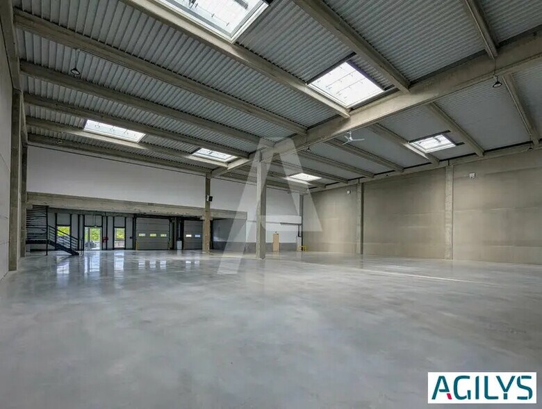 Flex dans Élancourt à louer - Photo du bâtiment - Image 1 de 12