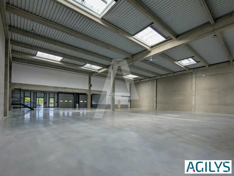 Flex in Élancourt for lease Building Photo- Image 1 of 13