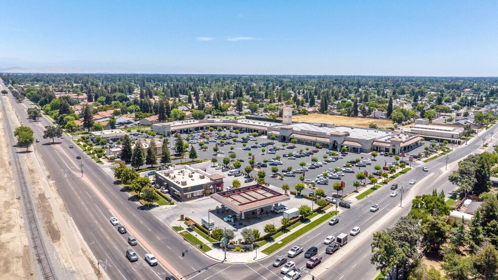 5103-5211 W Goshen ave, Visalia, CA for lease - Building Photo - Image 1 of 7