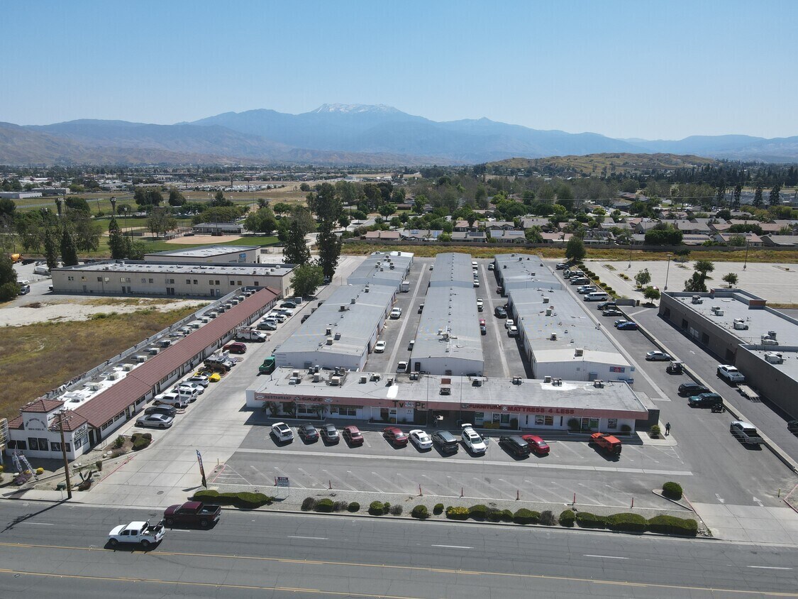 980 N State St, Hemet, CA à louer Photo du bâtiment- Image 1 de 15