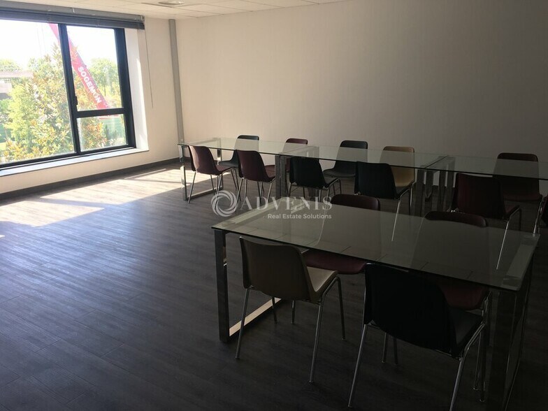 Office in Jossigny for lease - Interior Photo - Image 2 of 5