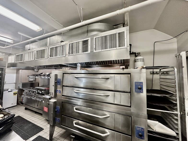 136 Hamilton Ave, Greenwich, CT for lease - Building Photo - Image 3 of 26