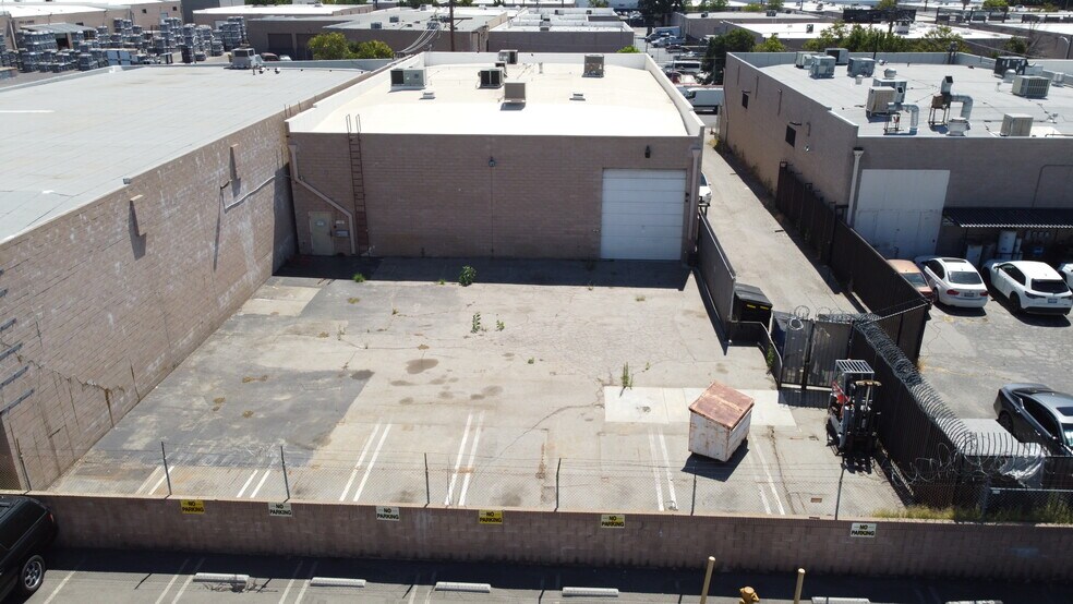 9765 Eton Ave, Chatsworth, CA à louer - Photo du bâtiment - Image 2 de 3