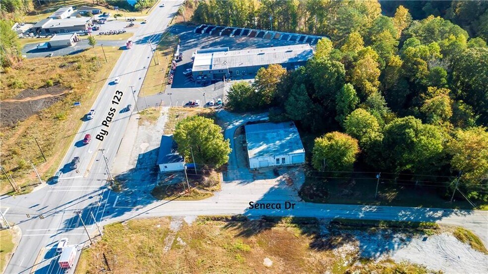 Showroom and industrial portfolio portefeuille de 2 propriétés à vendre sur LoopNet.ca - Photo principale - Image 1 de 13