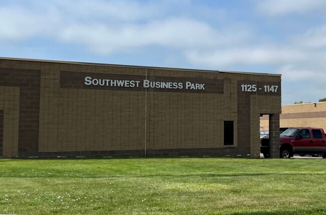 Plus de détails pour 1125-1147 W Dennis Ave, Olathe, KS - Industriel à louer