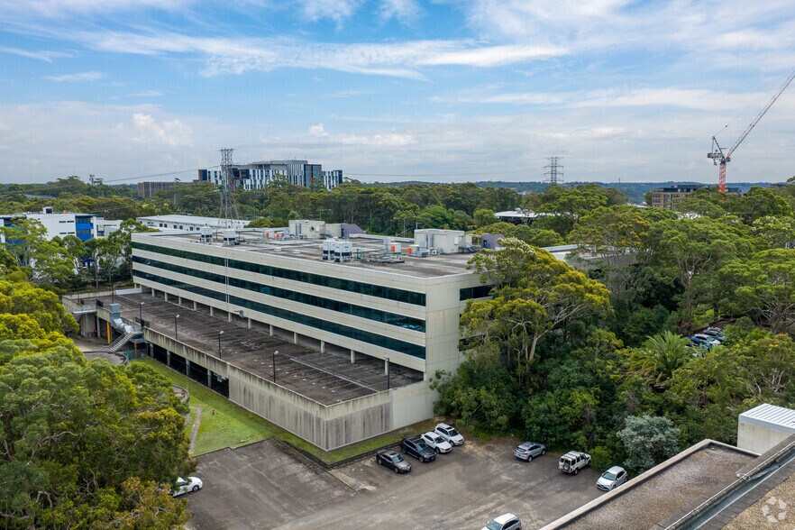 14 Aquatic Dr, FRENCHS FOREST à louer - Photo du bâtiment - Image 2 de 3