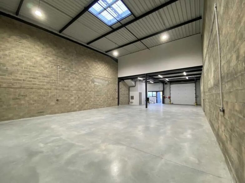 Flex in Saint-Fargeau-Ponthierry for sale - Building Photo - Image 2 of 7