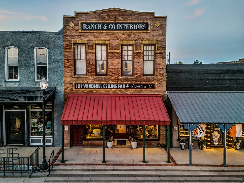 106 W Main St, Pilot Point, TX à vendre - Photo du bâtiment - Image 3 de 95