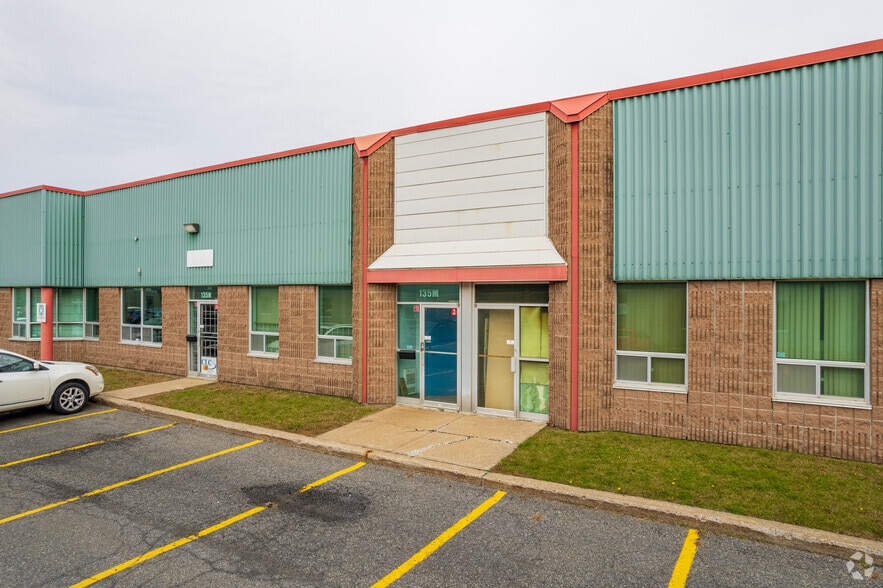 135 Ch du Tremblay, Boucherville, QC à louer - Photo du bâtiment - Image 3 de 5