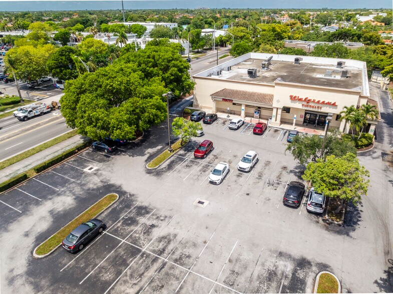 9701 SW 24th St, Miami, FL à louer - Photo du bâtiment - Image 3 de 6
