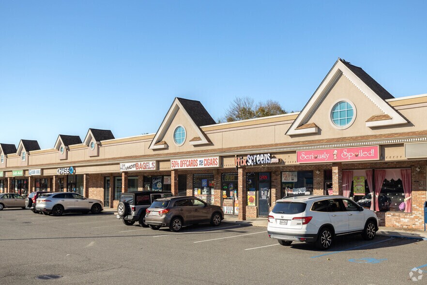 680-707 Old Country Rd, Dix Hills, NY for lease - Building Photo - Image 2 of 9