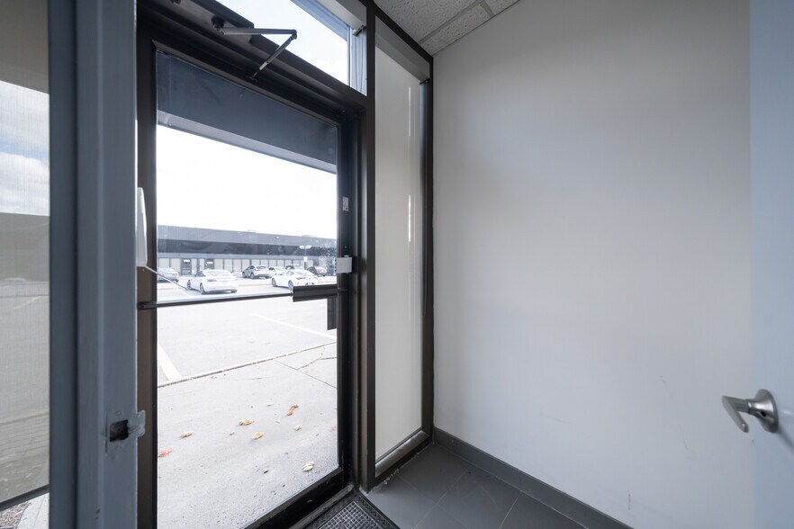 445 Milner Ave, Toronto, ON à vendre - Photo intérieure - Image 1 de 11