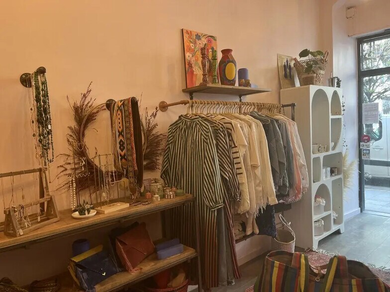 Retail in Nice for lease - Interior Photo - Image 3 of 5